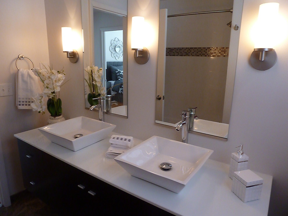 Diseño de cuarto de baño clásico renovado con lavabo sobreencimera y encimera de cuarcita