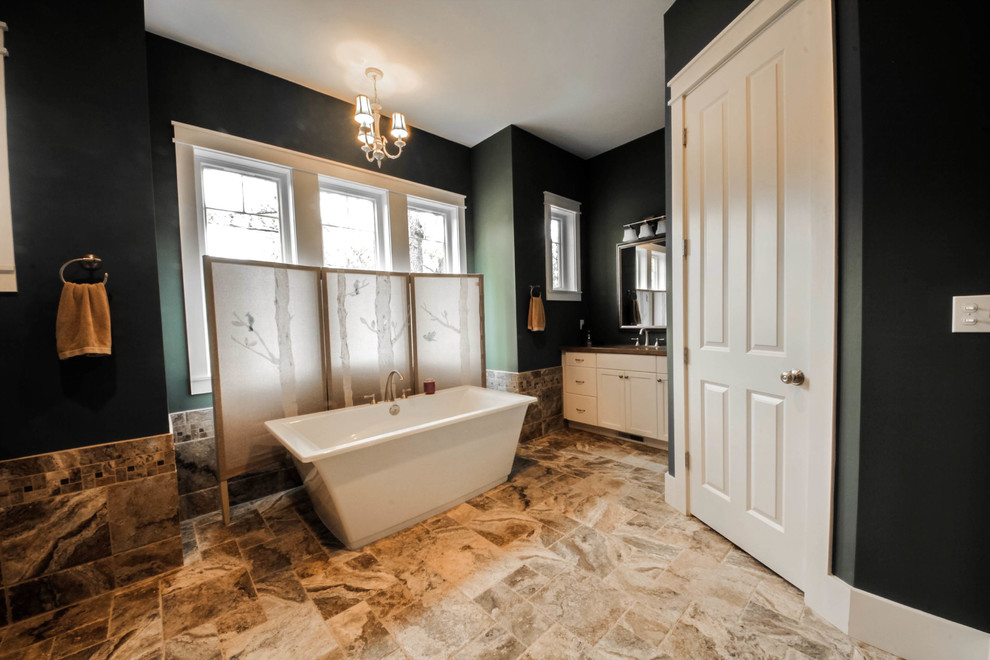 Свежая идея для дизайна: большая главная ванная комната в стиле неоклассика (современная классика) с фасадами в стиле шейкер, белыми фасадами, отдельно стоящей ванной, зелеными стенами и врезной раковиной - отличное фото интерьера