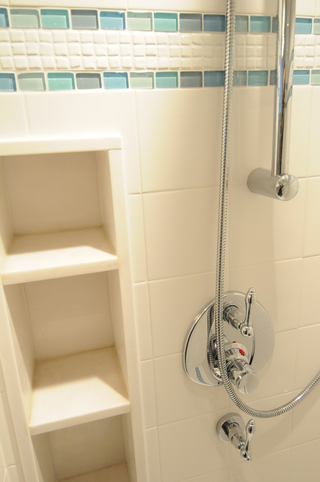Idéer för att renovera ett mellanstort vintage badrum, med en dusch i en alkov, vit kakel och glaskakel