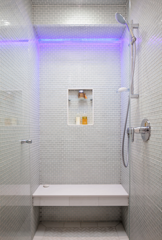 Diseño de cuarto de baño minimalista pequeño con lavabo sobreencimera, armarios con paneles lisos, puertas de armario de madera oscura, encimera de cuarzo compacto, ducha empotrada, sanitario de pared, baldosas y/o azulejos azules, paredes blancas, suelo de mármol y aseo y ducha