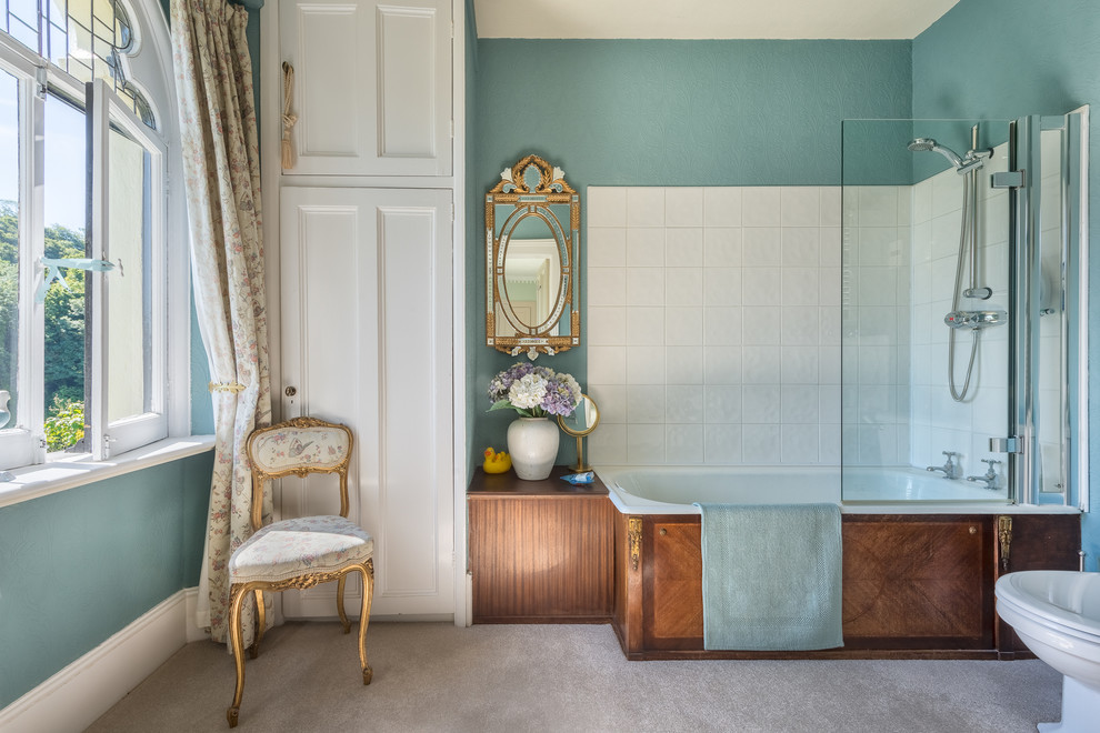 デヴォンにある高級な中くらいなヴィクトリアン調のおしゃれなマスターバスルーム (ドロップイン型浴槽、シャワー付き浴槽	、分離型トイレ、白いタイル、セラミックタイル) の写真