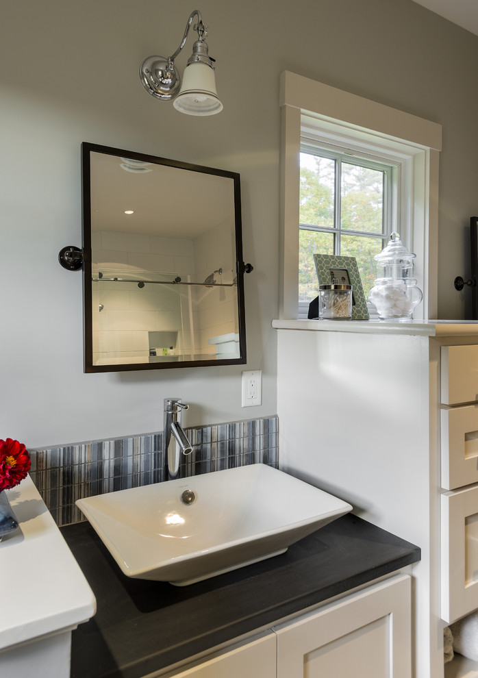 Mittelgroßes Klassisches Badezimmer En Suite mit Schrankfronten im Shaker-Stil, weißen Schränken, farbigen Fliesen, Glasfliesen und weißer Wandfarbe in Portland Maine