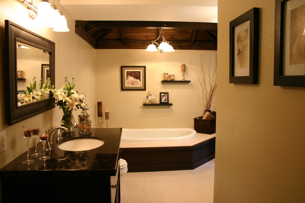 Cette photo montre une salle de bain tendance avec un lavabo encastré et une baignoire posée.