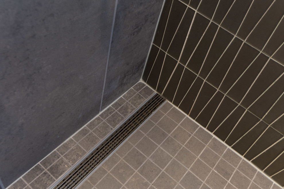 Exempel på ett stort modernt grå grått en-suite badrum, med skåp i shakerstil, skåp i mellenmörkt trä, ett fristående badkar, en dusch i en alkov, grå kakel, glaskakel, vita väggar, klinkergolv i keramik, ett undermonterad handfat, bänkskiva i kvarts, grått golv och dusch med gångjärnsdörr