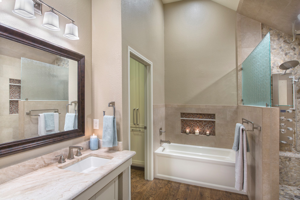 Ejemplo de cuarto de baño principal minimalista de tamaño medio con puertas de armario beige, bañera empotrada, ducha abierta, baldosas y/o azulejos beige, baldosas y/o azulejos de piedra y encimera de granito