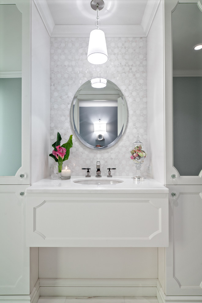 Bild på ett stort funkis vit vitt en-suite badrum, med luckor med infälld panel, vita skåp, marmorbänkskiva, en hörndusch, vit kakel, marmorkakel, vita väggar, marmorgolv, ett undermonterad handfat, vitt golv och dusch med gångjärnsdörr