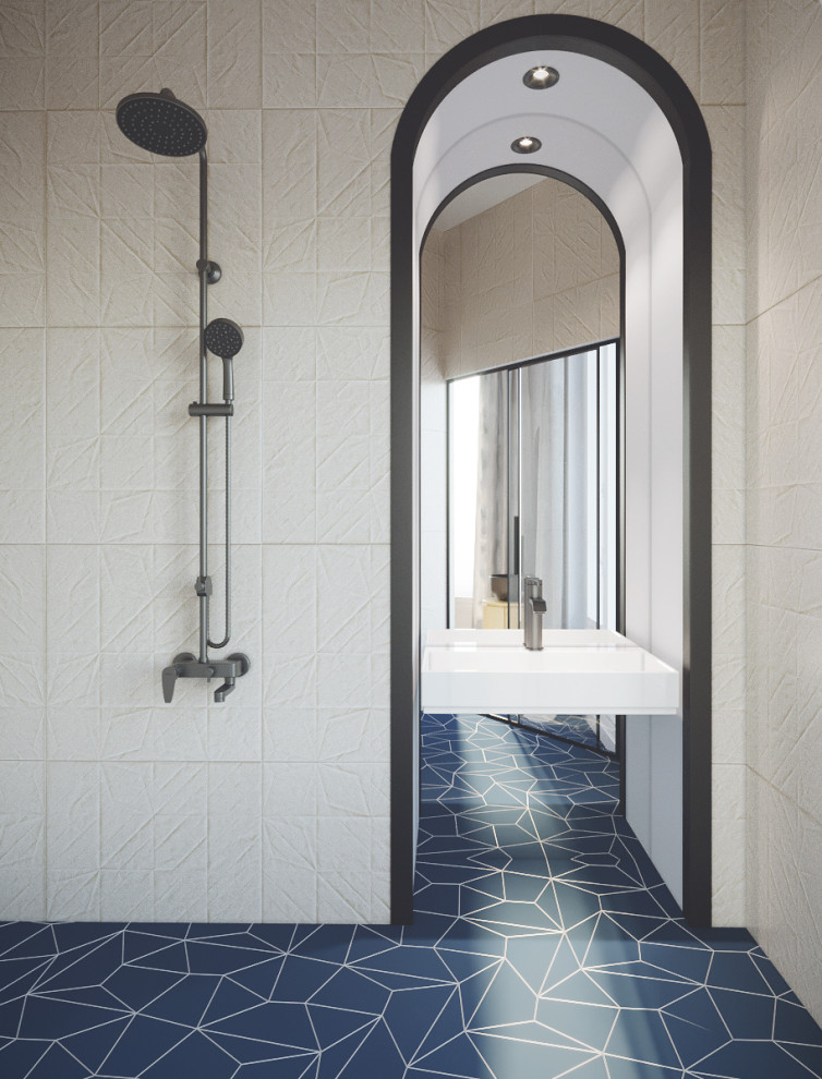 Inredning av ett modernt litet beige beige en-suite badrum, med öppna hyllor, skåp i ljust trä, en öppen dusch, vit kakel, keramikplattor, vita väggar, cementgolv, ett konsol handfat, träbänkskiva, blått golv och med dusch som är öppen