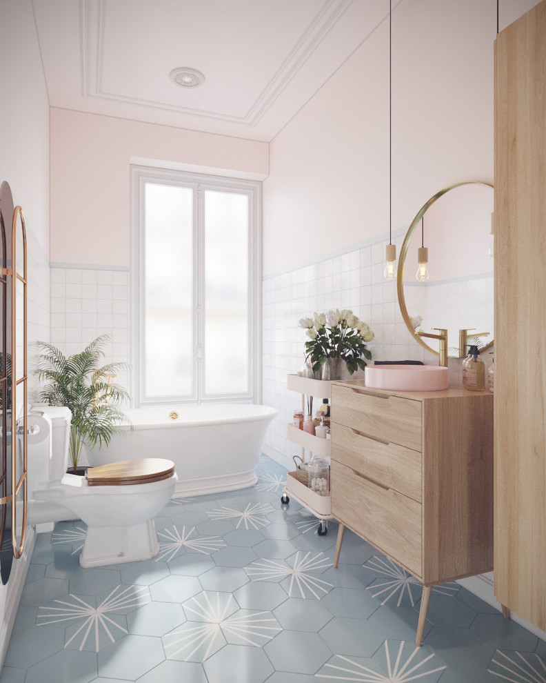 Пример оригинального дизайна: маленькая главная ванная комната в стиле фьюжн с открытыми фасадами, светлыми деревянными фасадами, отдельно стоящей ванной, унитазом-моноблоком, белой плиткой, керамической плиткой, белыми стенами, полом из цементной плитки, настольной раковиной, столешницей из дерева, бирюзовым полом, бежевой столешницей, тумбой под одну раковину и напольной тумбой для на участке и в саду