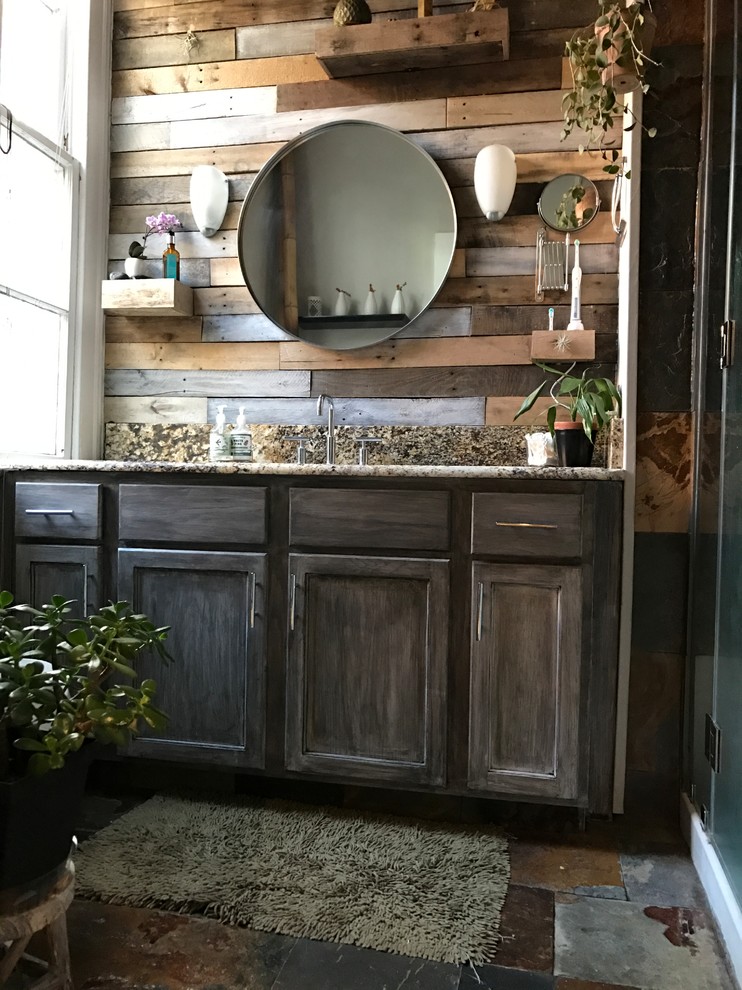 Aménagement d'une salle de bain principale montagne en bois vieilli de taille moyenne avec un placard avec porte à panneau encastré, WC à poser, un carrelage multicolore, des carreaux de miroir, un mur gris, un sol en ardoise, un lavabo encastré, un plan de toilette en granite, un sol multicolore et une cabine de douche à porte battante.