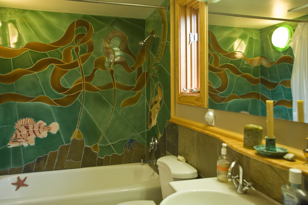 Идея дизайна: детская ванная комната среднего размера в восточном стиле с плоскими фасадами, светлыми деревянными фасадами, зеленой плиткой, керамической плиткой, ванной в нише, душем над ванной, бежевыми стенами и раковиной с пьедесталом