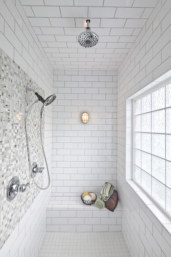 Großes Klassisches Badezimmer En Suite mit Nasszelle, weißen Fliesen, Metrofliesen, weißer Wandfarbe, Keramikboden, weißem Boden und offener Dusche in Chicago