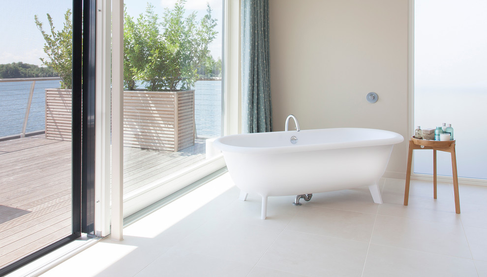 Imagen de cuarto de baño actual grande con bañera exenta y suelo de baldosas de cerámica