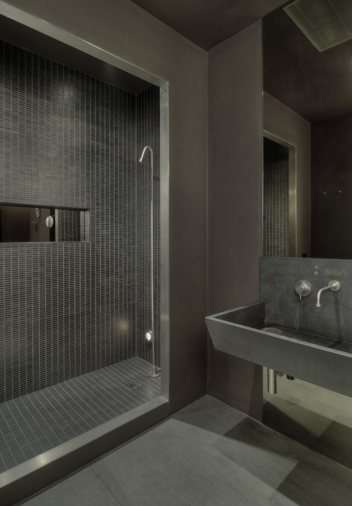 ニューヨークにあるインダストリアルスタイルのおしゃれな浴室 (横長型シンク) の写真