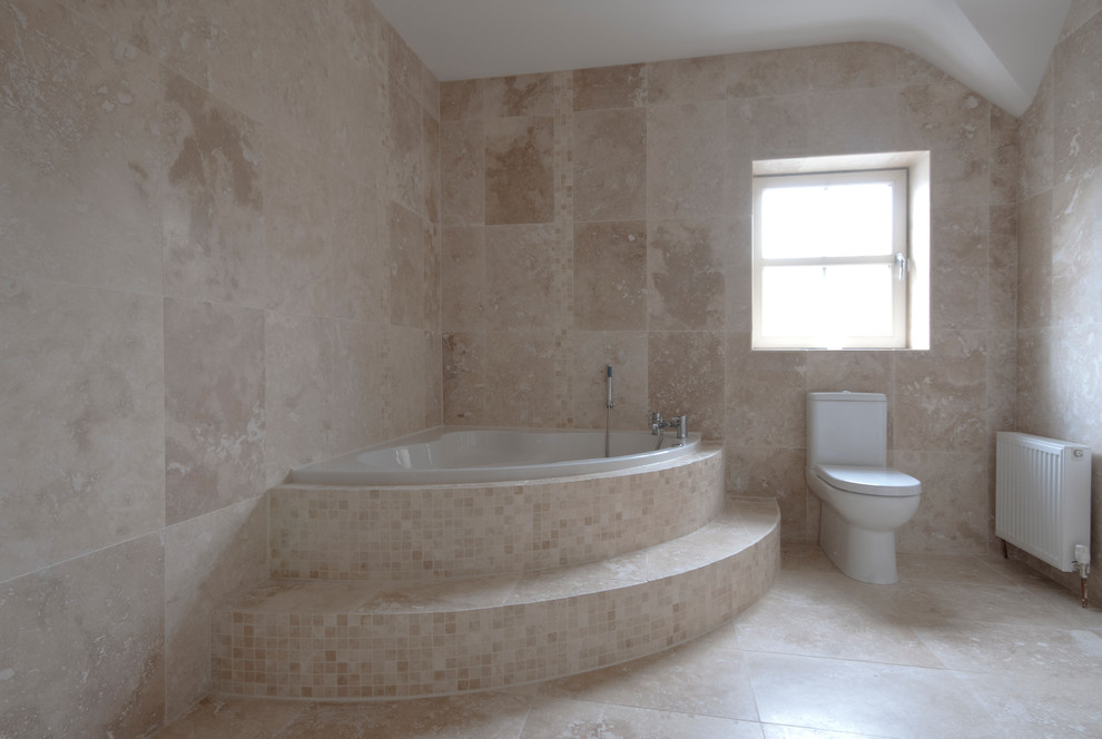 Esempio di una grande stanza da bagno country con piastrelle beige, piastrelle in pietra, pareti beige e pavimento in travertino