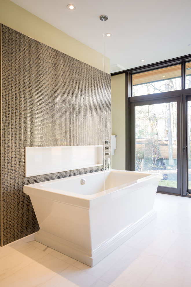 Exempel på ett mellanstort modernt en-suite badrum, med ett undermonterad handfat, släta luckor, bänkskiva i kvarts, ett fristående badkar, en dusch i en alkov, en toalettstol med hel cisternkåpa, grön kakel, mosaik, gröna väggar och marmorgolv