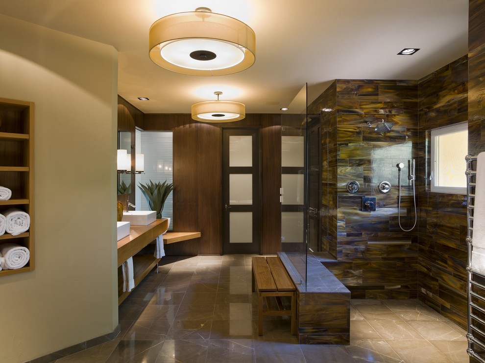 Cette photo montre une salle de bain tendance avec une vasque, une douche ouverte, aucune cabine et une fenêtre.