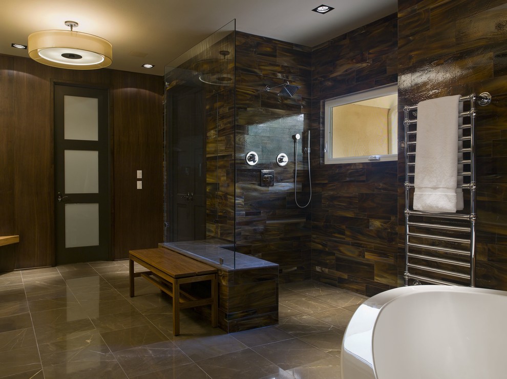 Idée de décoration pour une salle de bain design avec une douche ouverte et aucune cabine.