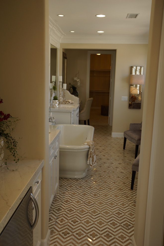Großes Mediterranes Badezimmer En Suite mit Unterbauwaschbecken, profilierten Schrankfronten, weißen Schränken, Granit-Waschbecken/Waschtisch, freistehender Badewanne, beiger Wandfarbe und Marmorboden in San Diego