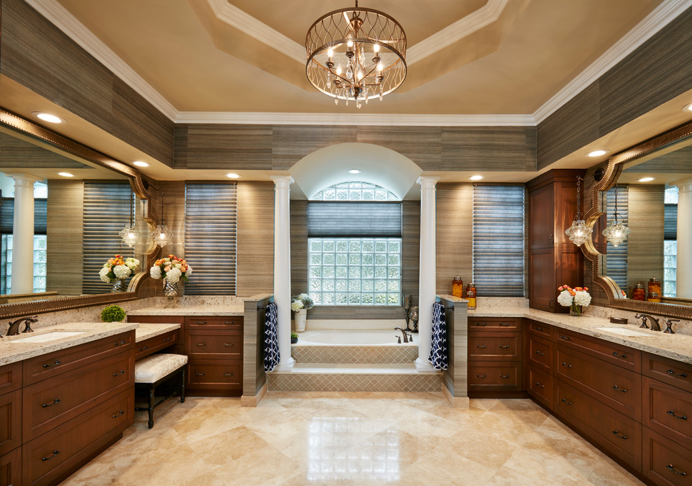 Bild på ett stort vintage en-suite badrum, med skåp i shakerstil, ett undermonterat badkar, en dubbeldusch, grå väggar, travertin golv, ett undermonterad handfat, bänkskiva i kvarts och skåp i mörkt trä