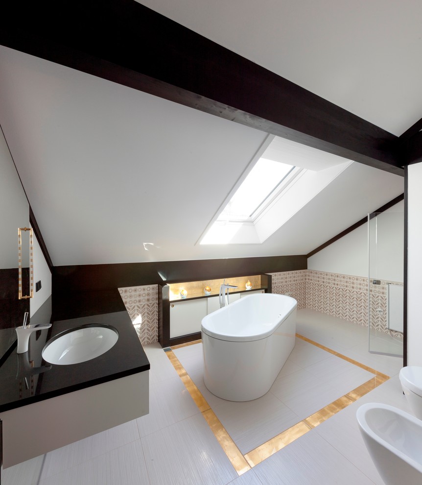 На фото: большая ванная комната в стиле фьюжн с отдельно стоящей ванной, биде, разноцветной плиткой, белыми стенами и врезной раковиной