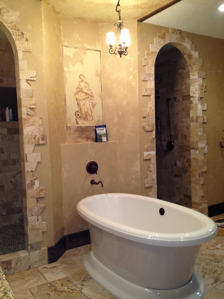 Идея дизайна: большая главная ванная комната в средиземноморском стиле с отдельно стоящей ванной, двойным душем, желтой плиткой, каменной плиткой, разноцветными стенами и полом из травертина