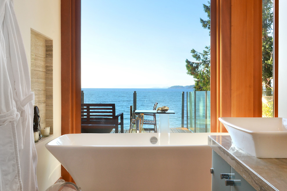 Modernes Badezimmer mit freistehender Badewanne und Aufsatzwaschbecken in Vancouver