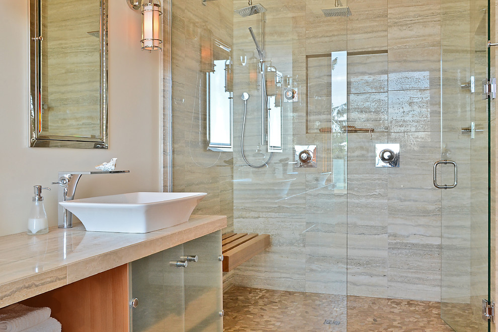 Идея дизайна: ванная комната в современном стиле с двойным душем, настольной раковиной и плиткой из известняка