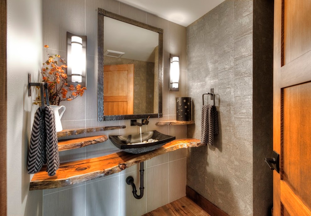 На фото: ванная комната среднего размера в стиле рустика с настольной раковиной, столешницей из дерева, бежевой плиткой, серыми стенами, паркетным полом среднего тона и душевой кабиной с