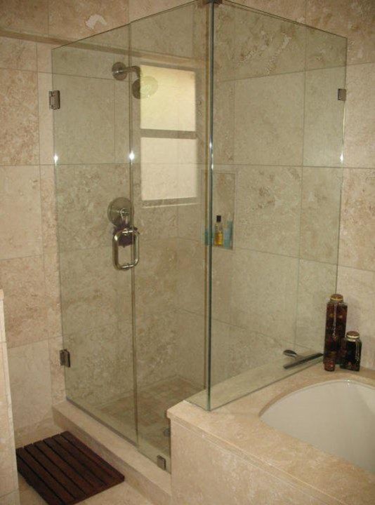 Imagen de cuarto de baño principal moderno de tamaño medio con puertas de armario de madera en tonos medios, encimera de granito, bañera encastrada, ducha esquinera, paredes grises y suelo de madera oscura