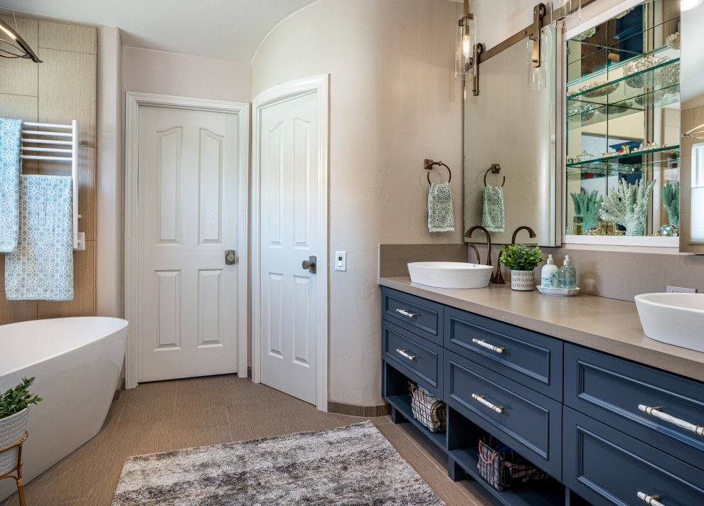 Klassisches Badezimmer mit Schrankfronten mit vertiefter Füllung, blauen Schränken, beiger Wandfarbe, Aufsatzwaschbecken, grauem Boden, beiger Waschtischplatte, WC-Raum, Doppelwaschbecken und eingebautem Waschtisch in Sacramento