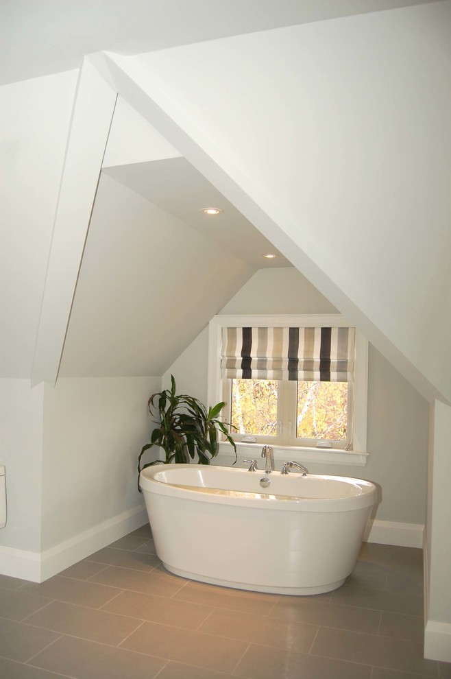 Example of a transitional bathroom design in Toronto