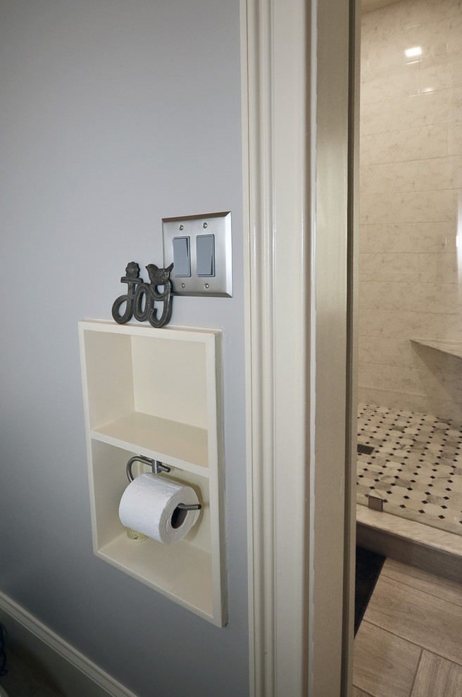 Exempel på ett mellanstort lantligt grå grått en-suite badrum, med skåp i shakerstil, grå skåp, grå kakel, porslinskakel, klinkergolv i porslin, ett nedsänkt handfat, bänkskiva i kvarts och grått golv