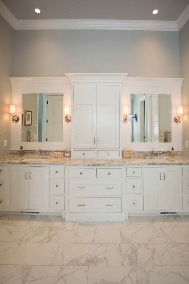 Idéer för ett stort klassiskt en-suite badrum, med luckor med infälld panel, vita skåp, beige väggar, marmorgolv, ett undermonterad handfat och marmorbänkskiva
