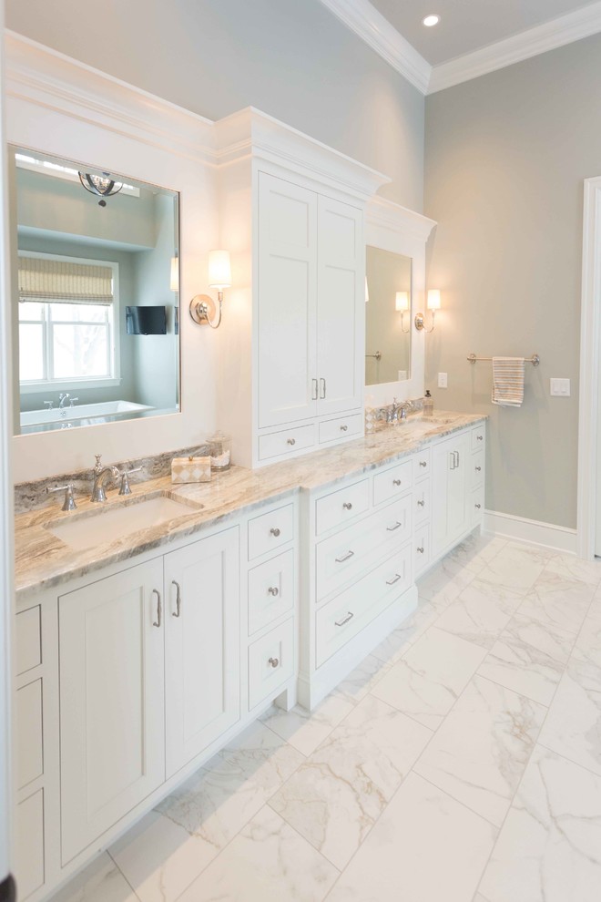 Imagen de cuarto de baño principal tradicional renovado grande con armarios con paneles empotrados, puertas de armario blancas, paredes beige, suelo de mármol, lavabo bajoencimera y encimera de mármol