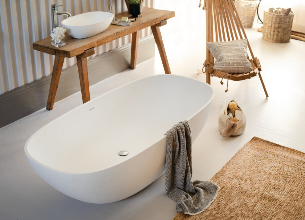 Cette photo montre une salle de bain tendance de taille moyenne pour enfant avec une baignoire indépendante, un mur beige, un plan vasque, un sol blanc, meuble simple vasque et du lambris.