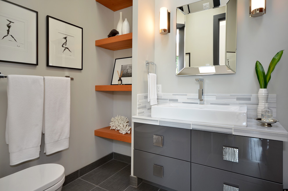 Идея дизайна: ванная комната в современном стиле с настольной раковиной и серыми фасадами