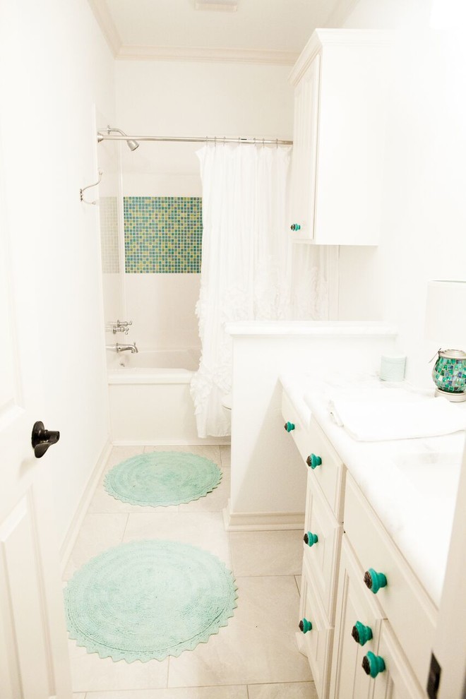 Идея дизайна: ванная комната в стиле модернизм с фасадами с выступающей филенкой, белыми фасадами, душем над ванной, синей плиткой, зеленой плиткой, плиткой мозаикой, белыми стенами, полом из керамической плитки, столешницей из искусственного камня и шторкой для ванной