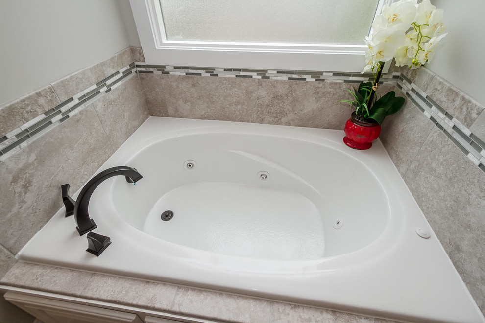 Inspiration för ett stort funkis badrum, med ett badkar i en alkov, beige kakel, glaskakel och grå väggar