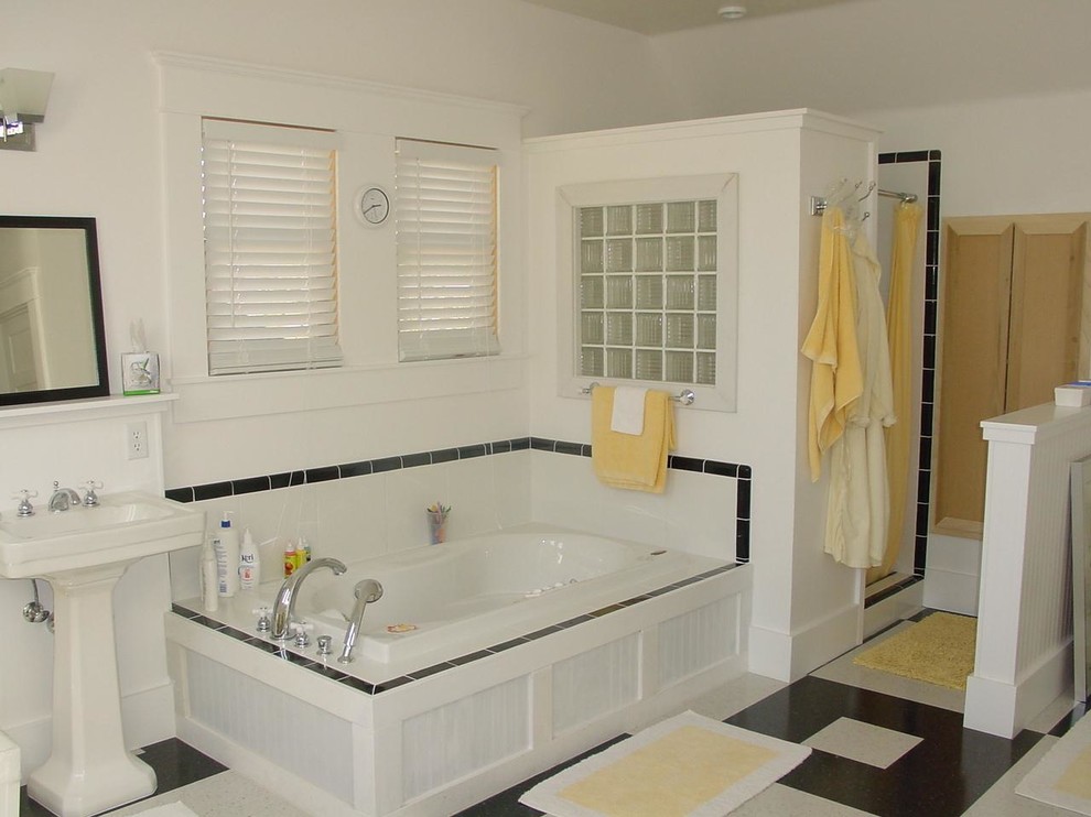 На фото: главная ванная комната среднего размера в классическом стиле с накладной ванной, душем в нише, белой плиткой, белыми стенами, полом из линолеума, раковиной с пьедесталом, разноцветным полом и шторкой для ванной