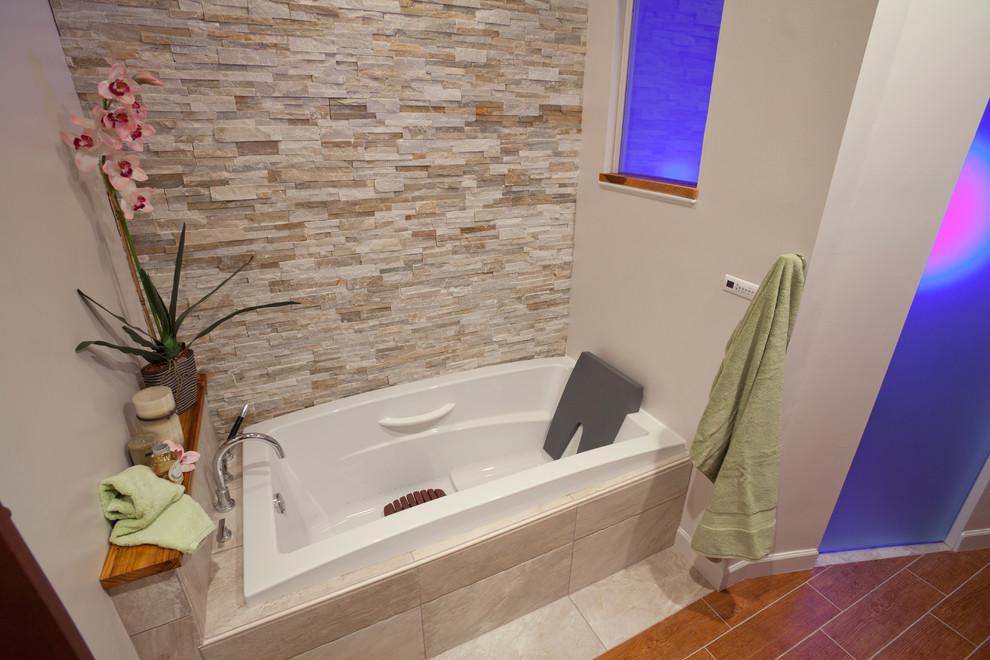 Idées déco pour une salle de bain contemporaine de taille moyenne avec un carrelage multicolore et un mur beige.