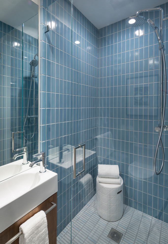 Источник вдохновения для домашнего уюта: маленькая ванная комната в стиле неоклассика (современная классика) с плоскими фасадами, фасадами цвета дерева среднего тона, душем в нише, унитазом-моноблоком, синей плиткой, керамической плиткой, полом из керамической плитки, душем с распашными дверями, белой столешницей, тумбой под одну раковину, подвесной тумбой, консольной раковиной и синим полом для на участке и в саду