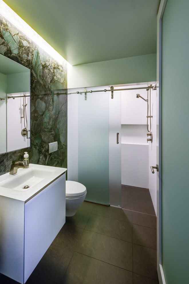 Exemple d'une salle de bain tendance de taille moyenne avec un carrelage bleu, des carreaux de céramique et un mur bleu.