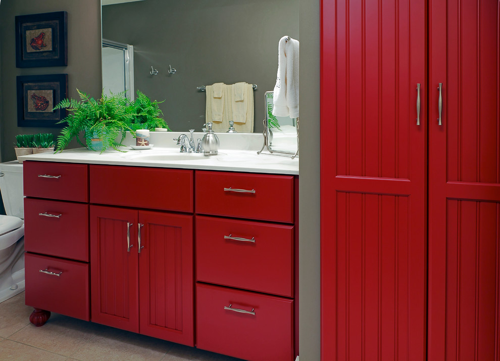 Modelo de cuarto de baño clásico renovado con lavabo integrado, armarios tipo mueble, puertas de armario rojas y encimera de acrílico
