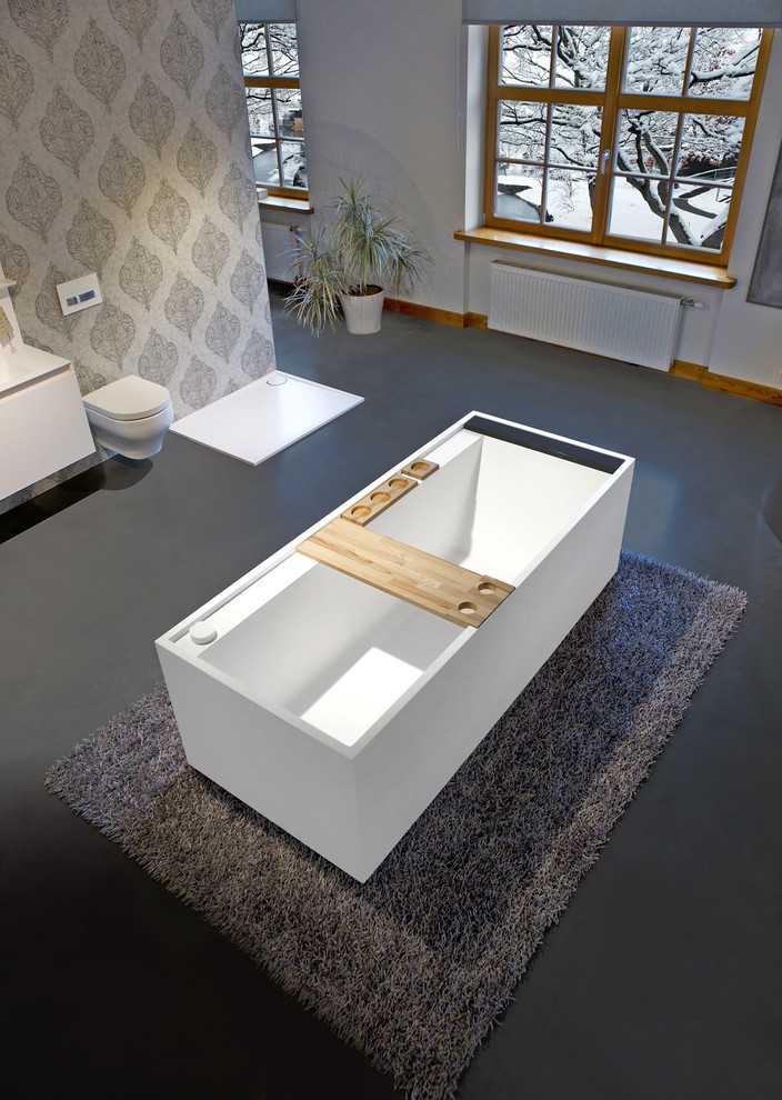 Exemple d'une grande salle de bain scandinave avec un mur gris et une baignoire indépendante.