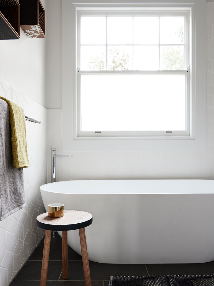 Inspiration for a scandinavian bathroom remodel in Melbourne