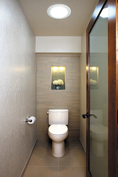 Foto på ett funkis badrum, med en toalettstol med hel cisternkåpa, brun kakel, mosaik, bruna väggar och klinkergolv i porslin