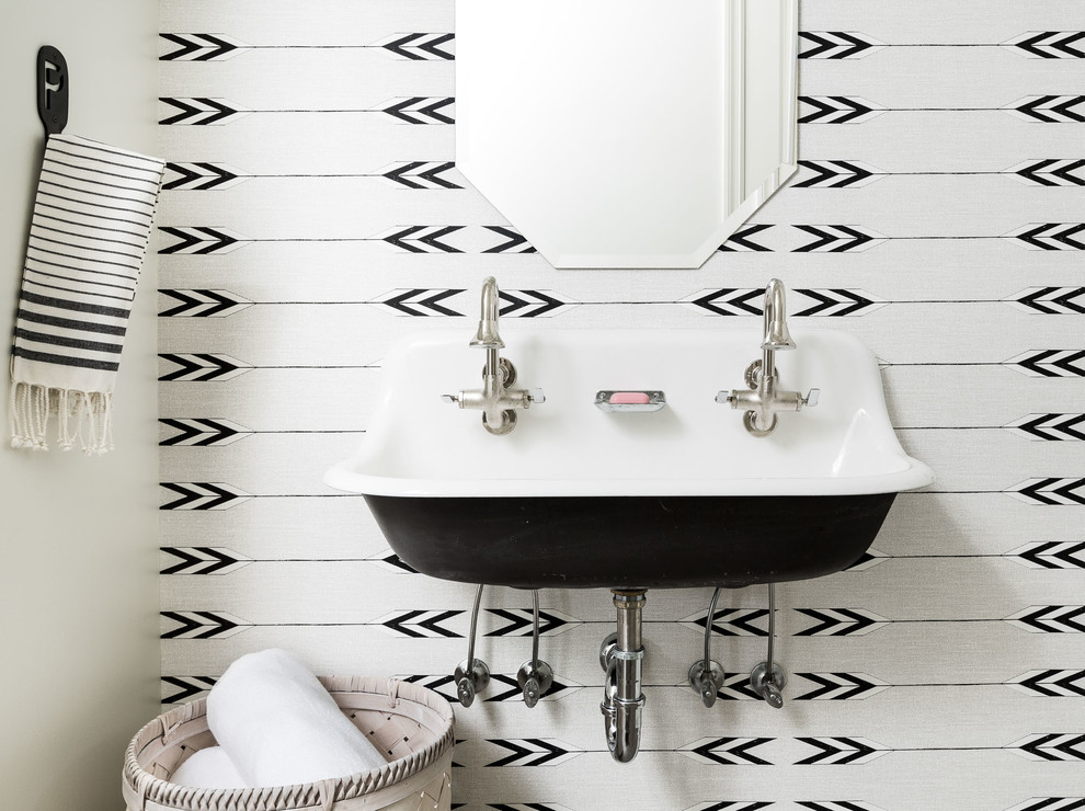 Modelo de cuarto de baño nórdico con paredes blancas, suelo de baldosas de cerámica y lavabo de seno grande