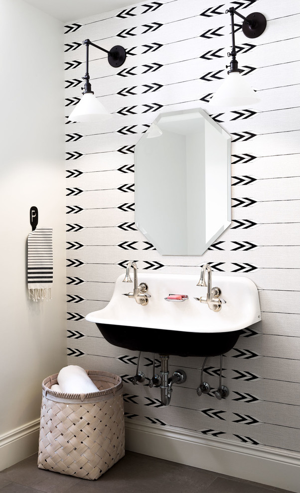 Foto de cuarto de baño nórdico con suelo de baldosas de cerámica, lavabo de seno grande, paredes multicolor y espejo con luz