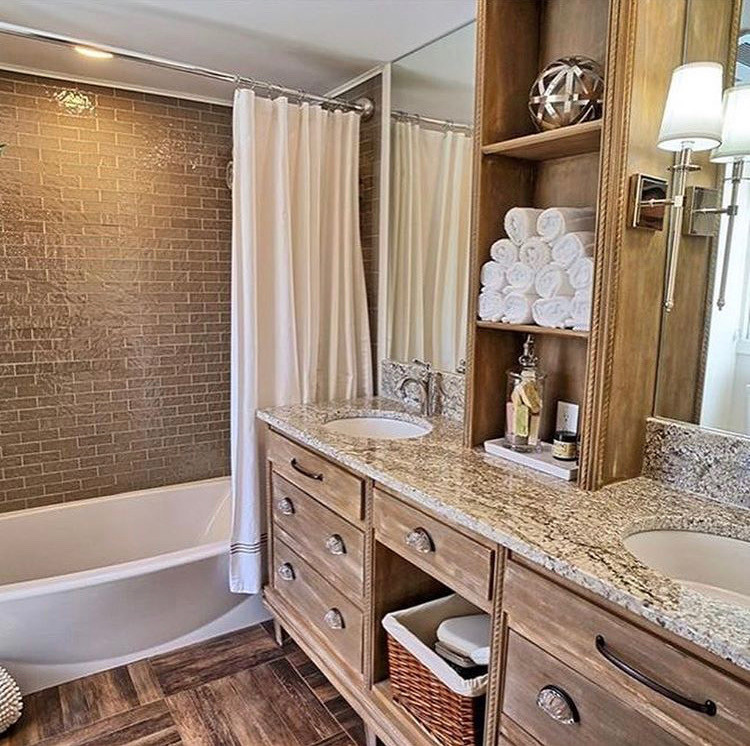 Idées déco pour une petite salle de bain principale classique en bois vieilli avec un placard en trompe-l'oeil, une baignoire en alcôve, un combiné douche/baignoire, WC séparés, un carrelage beige, un carrelage en pâte de verre, un mur blanc, un sol en carrelage de céramique, un lavabo encastré, un plan de toilette en granite, un sol marron, une cabine de douche avec un rideau et un plan de toilette marron.
