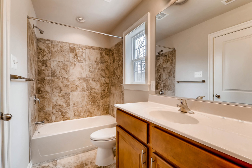 Bild på ett stort vintage badrum, med luckor med upphöjd panel, skåp i mellenmörkt trä, ett badkar i en alkov, en dusch/badkar-kombination, brun kakel, keramikplattor, beige väggar, klinkergolv i keramik, ett integrerad handfat, brunt golv och dusch med duschdraperi